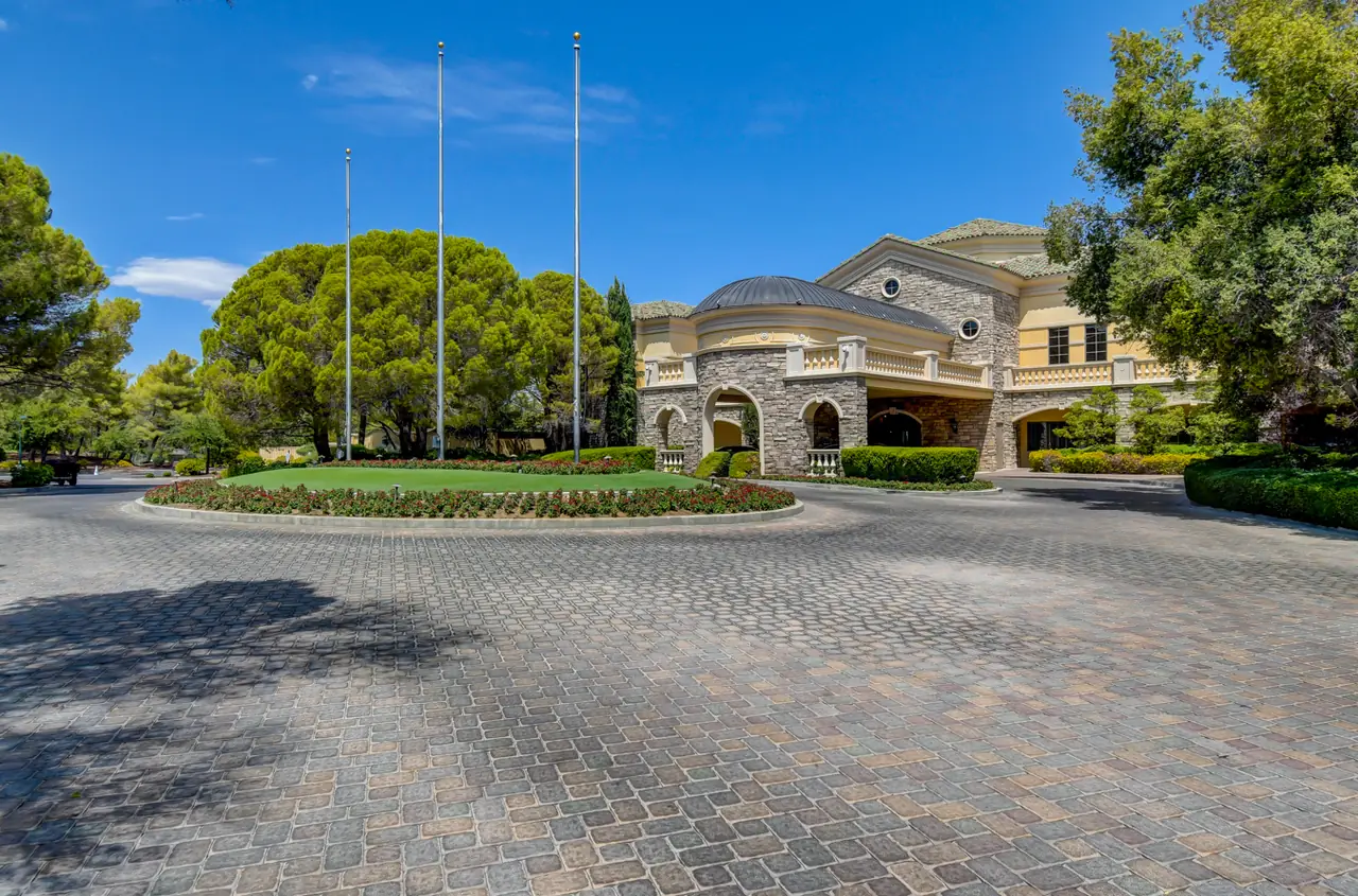 Southern Highlands Golf Club clubhouse with circular paver drive