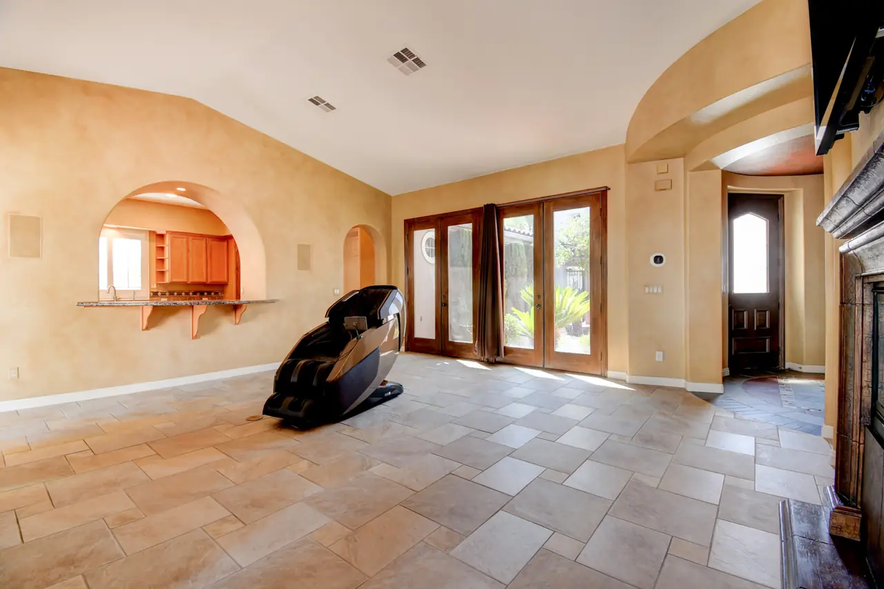 Great room arched niche and entry to the kitchen
